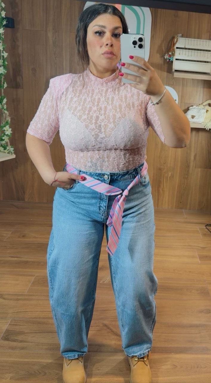 Jeans con cravatta
